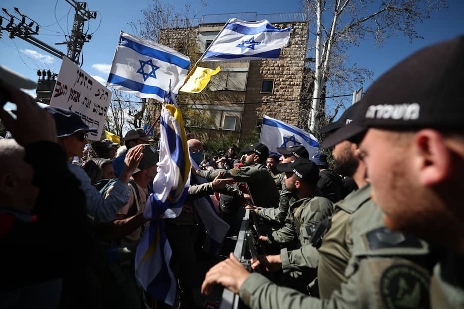 Policías y manifestantes discuten durante una marcha de protesta por la reanudación de los combates en Gaza y contra el anuncio del primer ministro israelí, Netanyahu, de destituir al jefe del Shin Bet, Ronen Bar, en Jerusalén.
