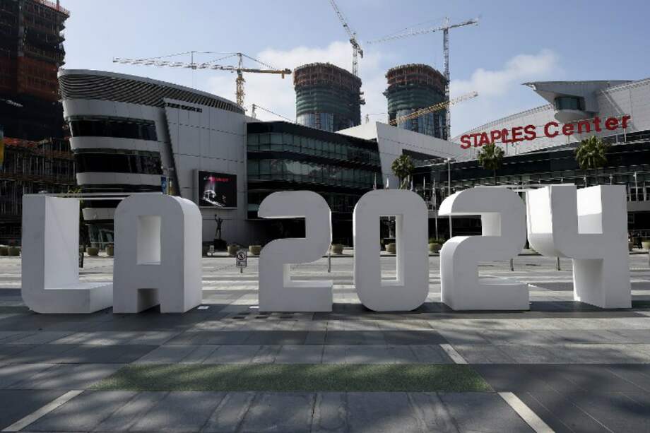Letrero ubicado en las afueras del Staples Center, estadio ubicado en Los Ángeles, California, Estados Unidos. / AFP