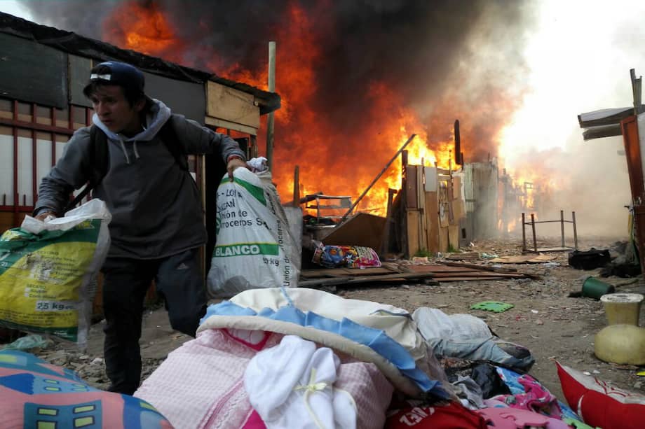 Desalojo en invasión de Suba termina en incendio y enfrentamientos con la fuerza pública