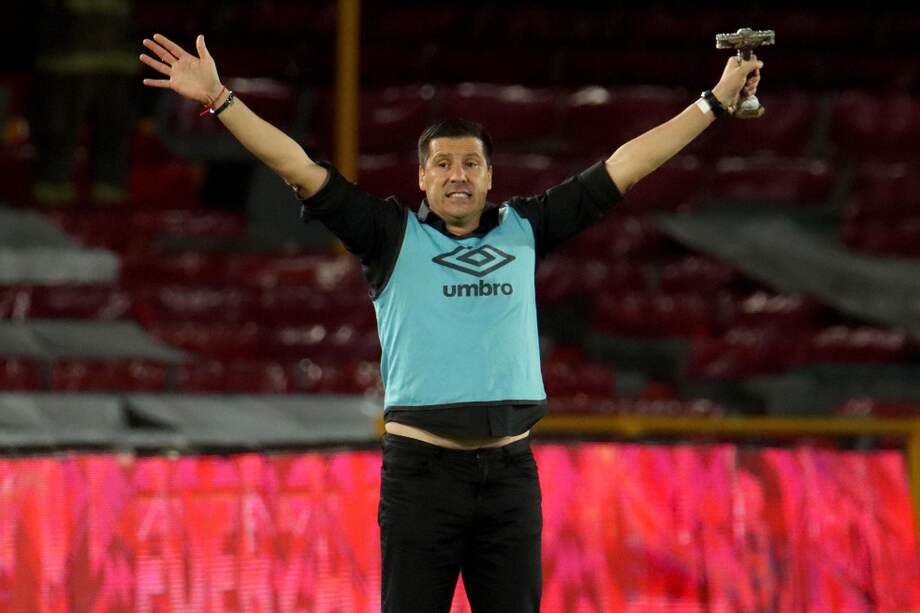 Juan Cruz Real celebra con El señor de los milagros el título obtenido ante Santa Fe el pasado 27 de diciembre.