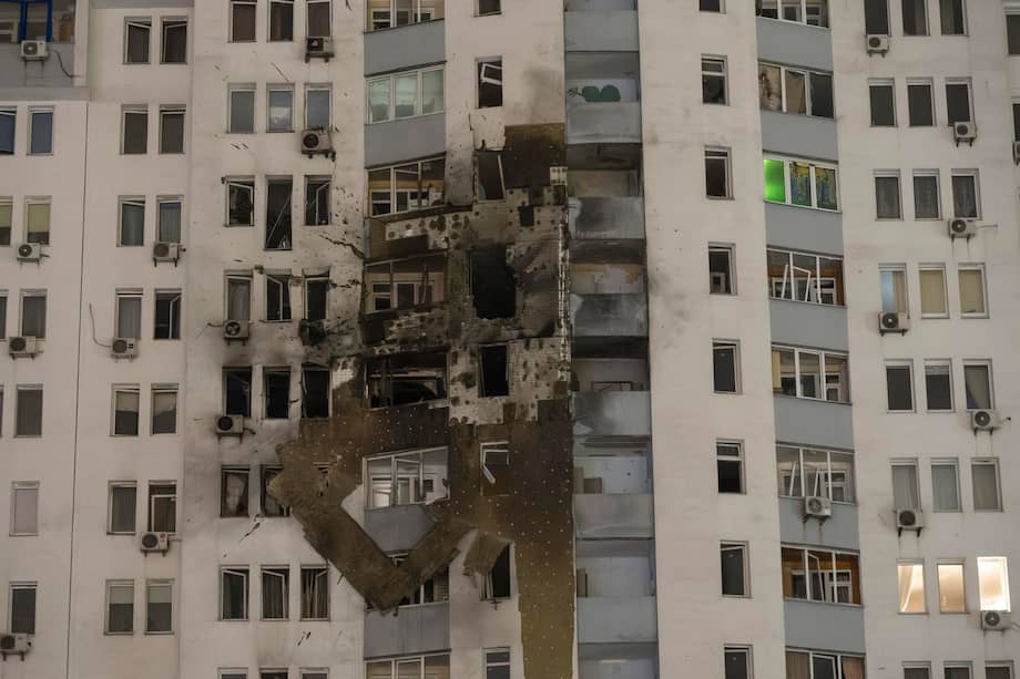 El lugar de un ataque con dron ruso contra un edificio residencial de gran altura en Kiev, Ucrania, el 9 de enero de 2026, en medio de la invasión rusa.