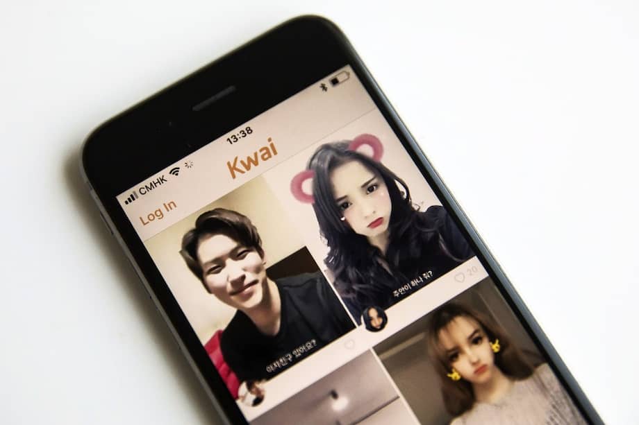 En la app los usuarios pueden obsequiar objetos virtuales a las personas que se encuentran en escena y la aplicación recibe un porcentaje. A Kuaishou también se le paga por cada compra realizada en las tiendas creadas en la aplicación por los usuarios.