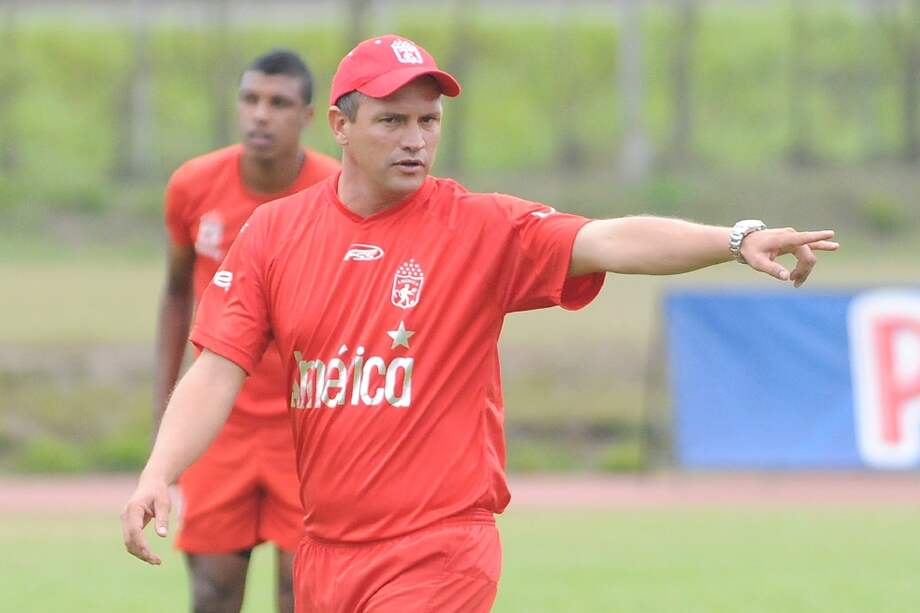 Wilson Piedrahíta, cuando fue técnico del América de Cali en 2011. Detrás suyo, el futbolista Paulo César Arango. / Cortesía “El País”