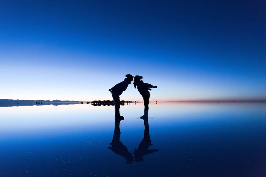 Experiencias en Latinoamérica para celebrar el amor, incluyendo postales únicas como el Salar de Uyuni en temporada de lluvias.