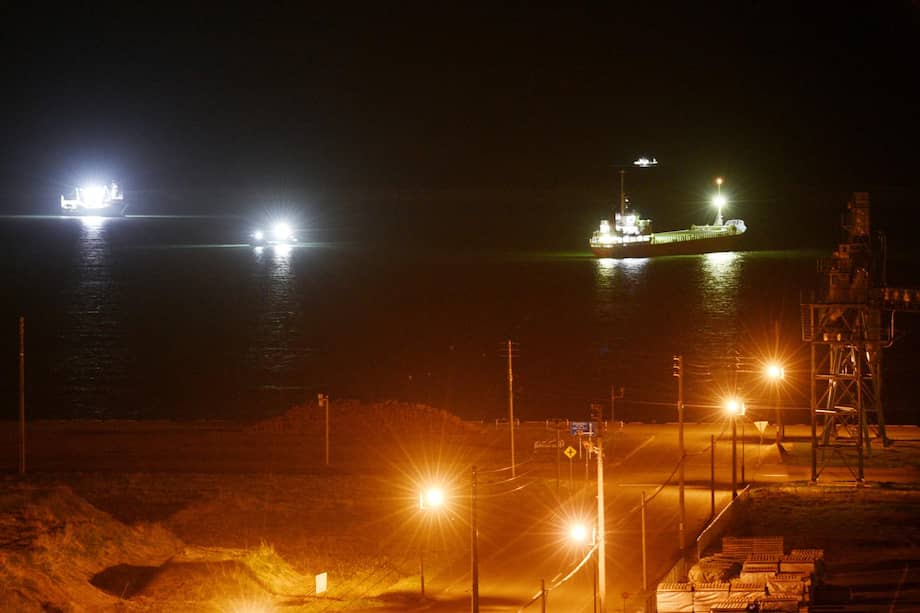 Se ven barcos en el puerto de Tokachi después de que se emitiera una alerta de tsunami después de que un terremoto sacudiera la costa de Sanriku en Hiroo.