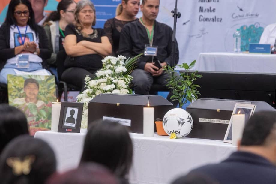 Dos de las familias recibieron los cuerpos de sus seres queridos durante la audiencia pública. Las otras dos prefirieron que se hiciera en actos privados.