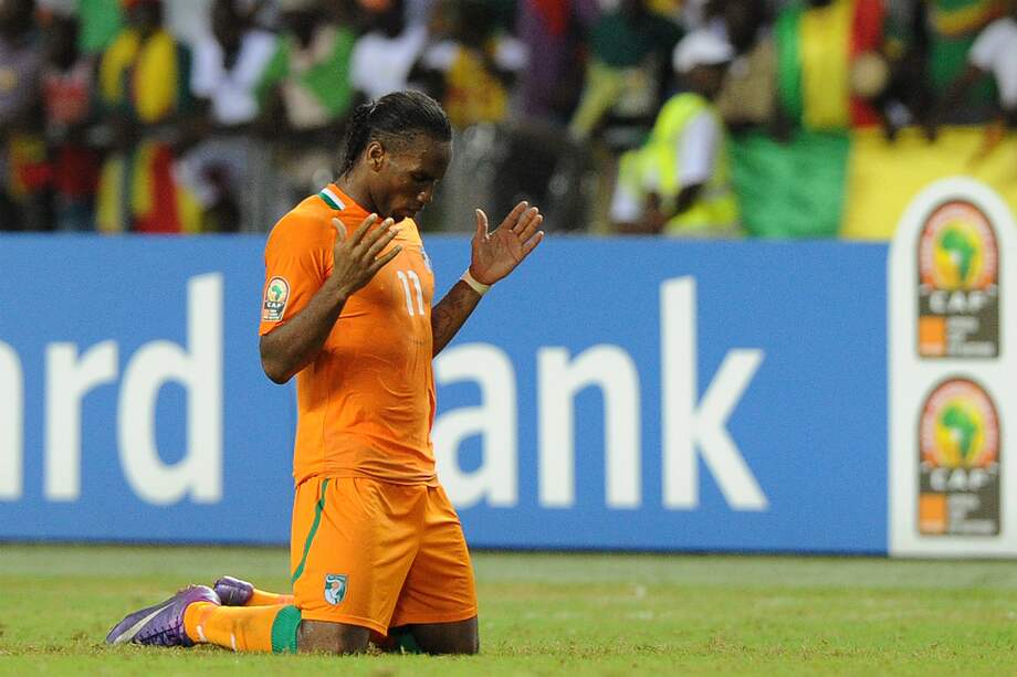 Algunos futbolistas son personas muy religiosas y consideran que su fe les ayuda en su labor diaria en los terrenos de juego. / AFP