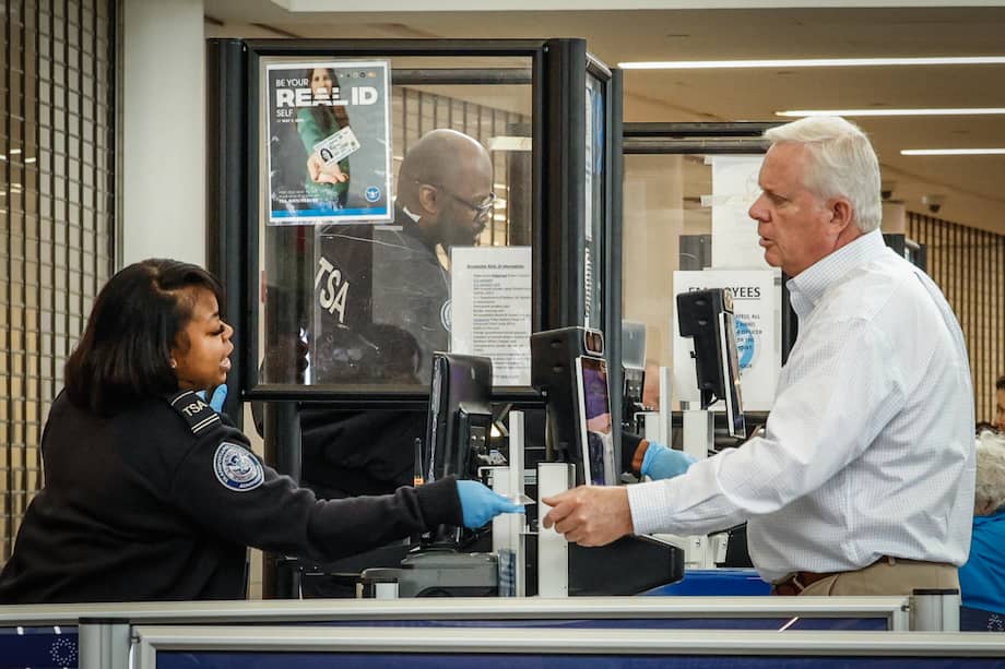 Trump reactiva su polémica prohibición de viaje: bloquea la entrada a más de una docena de países por “riesgos de seguridad”.