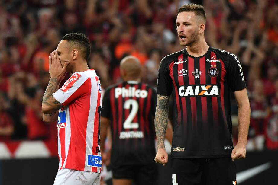 Jarlan Barrera (izq.) falló un penal cuando faltaban 10 minutos para el final del extra tiempo y el partido iba 1-1. / AFP