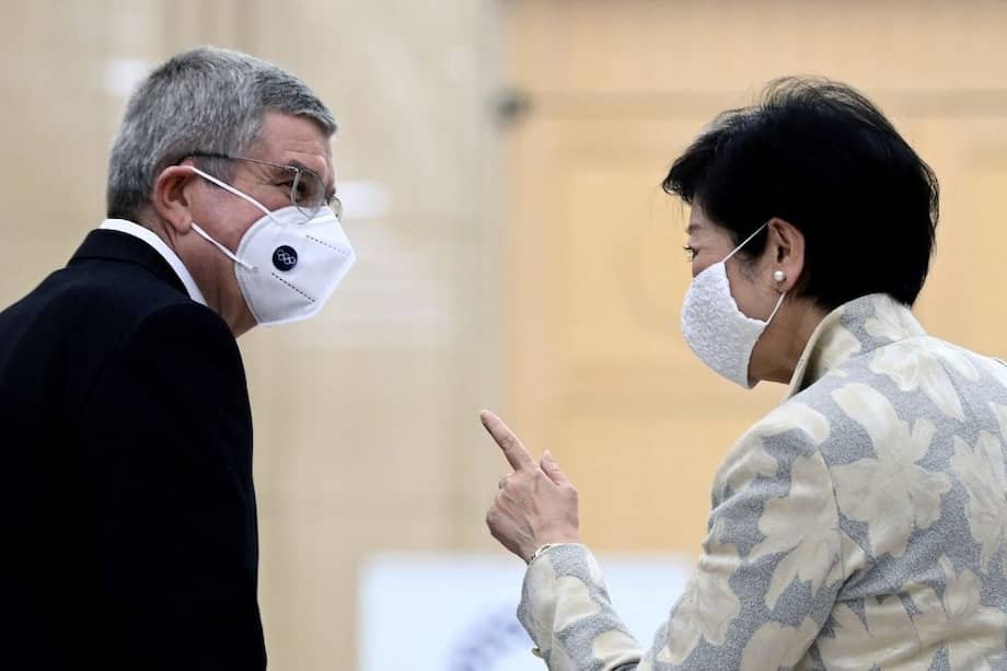 Thomas Bach, presidente del COI, conversando con Yuriko Koike, gobernadora de Tokio.