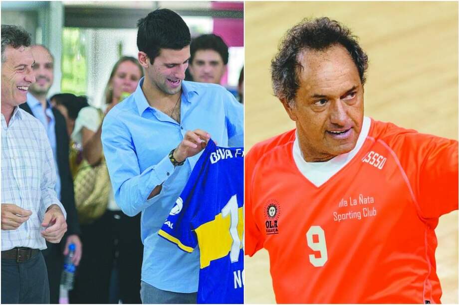 Daniel Scioli se quita su brazo ortopédico para jugar en las canchas de La Ñata, su casa de futsal. / AFP || Mauricio Macri entrega una camisa de Boca a Novak Djokovic. / AFP