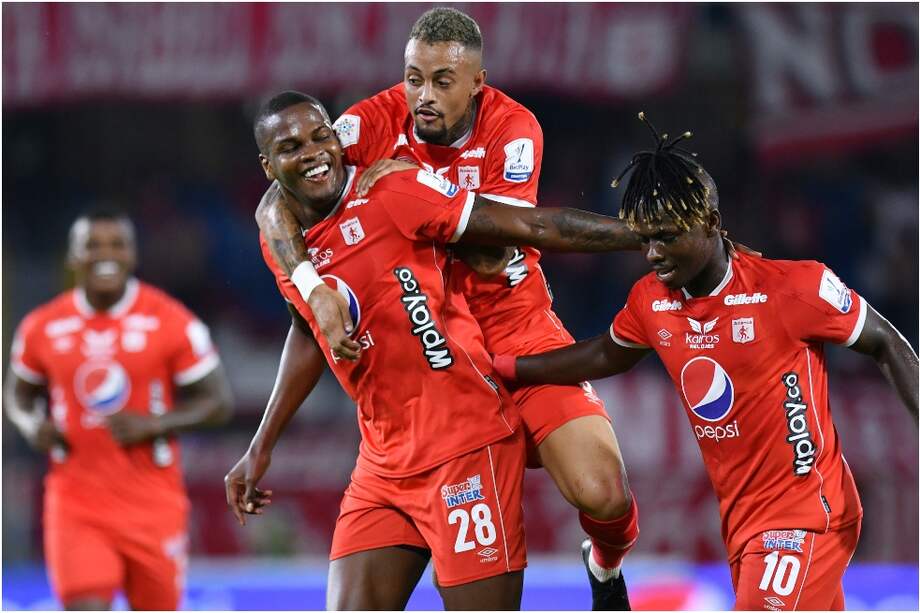 Los jugadores del América celebran el gol de Larry Angulo ante el Huila.