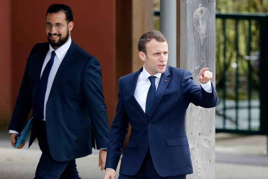 El presidente de Francia, Emmanuel Macron, acompañado de su jefe de seguridad, Alexandre Benalla / AFP