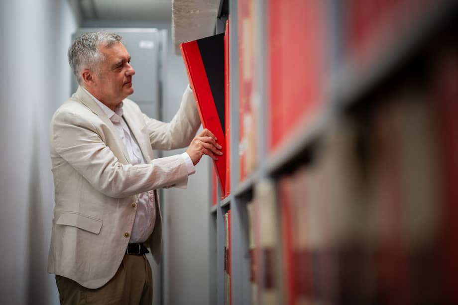 Xavi Ayén (Barcelona, 1969) es redactor jefe de la sección de Cultura de “La Vanguardia”. Es autor de libros como “Aquellos años del boom” (2014 y 2019) —premio Gaziel— y “Planeta Nobel’” (2025). Ha entrevistado a 32 Premios Nobel de Literatura; solo Le falta Bob Dylan. Aquí, revisando el archivo de “El Espectador” esta semana.