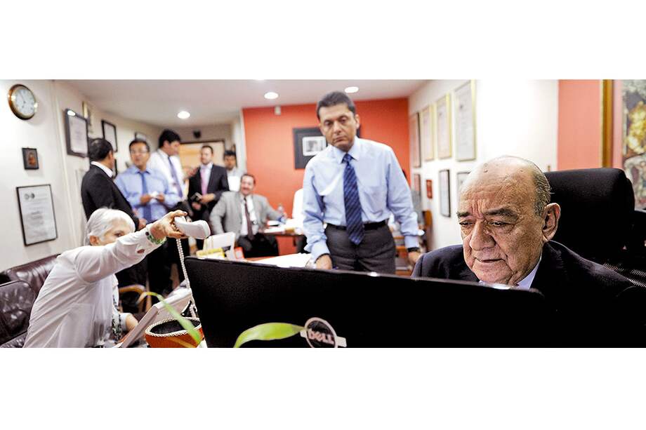 Yamid Amat con Gloria Vecino (su secretaria de toda la vida) y el equipo periodístico de CM&. / Fotos: Nelson Sierra