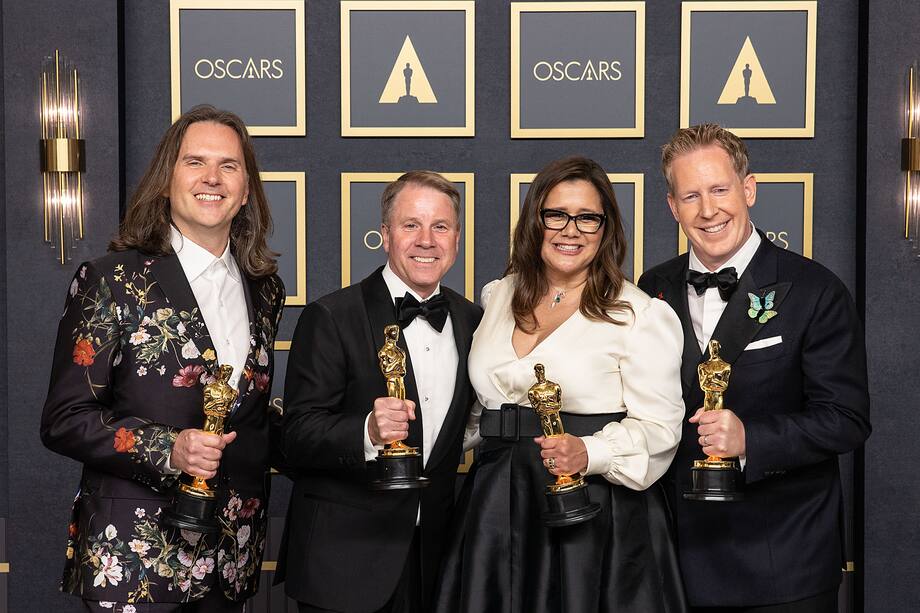 Byron Howard, Clark Spencer, Yvett Merino y Jared Bush, ganadores del Óscar a Mejor Película Animada por Encanto, posan en la Sala de Prensa de los Premios Óscar hoy, en el Teatro Dolby de Los Ángeles, California.