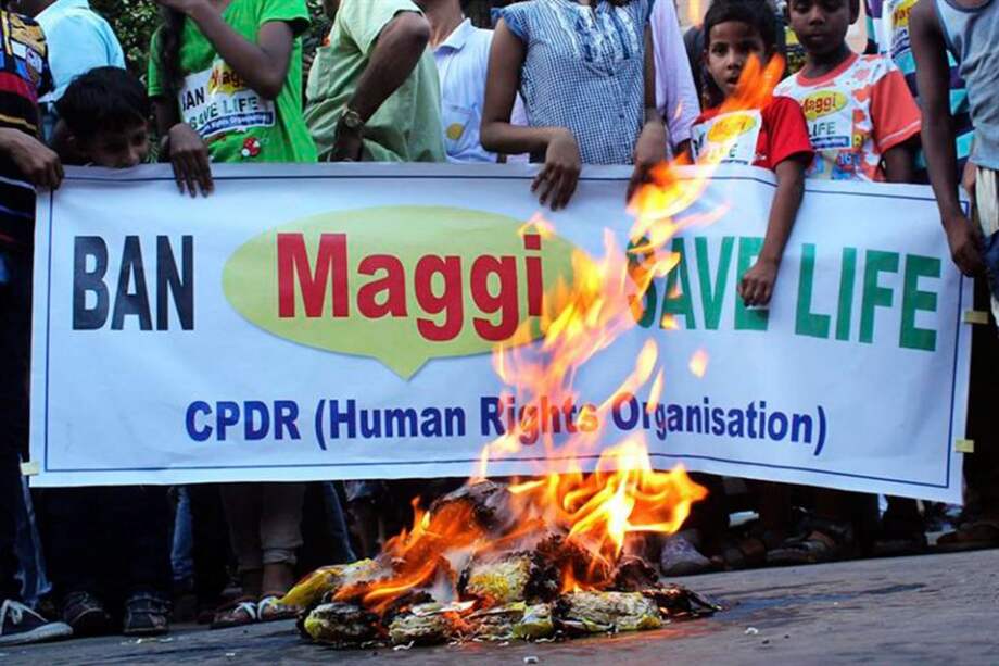 Activistas queman paquetes de Maggie en Calcuta. / Agencia EFE