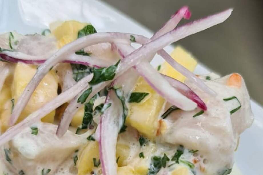 Corte el pescado en cubos y sazónelo con sal y pimienta negra. Deje reposar durante cinco minutos. Añada el cilantro, la hierbabuena, la cebolla y el ají. / Cortesía: Harry Sasson