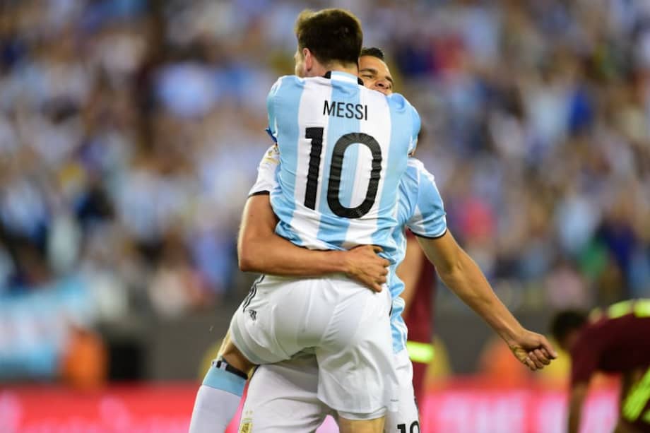 Lio Messi celebra uno de los goles contra Venezuela. Foto: AFP