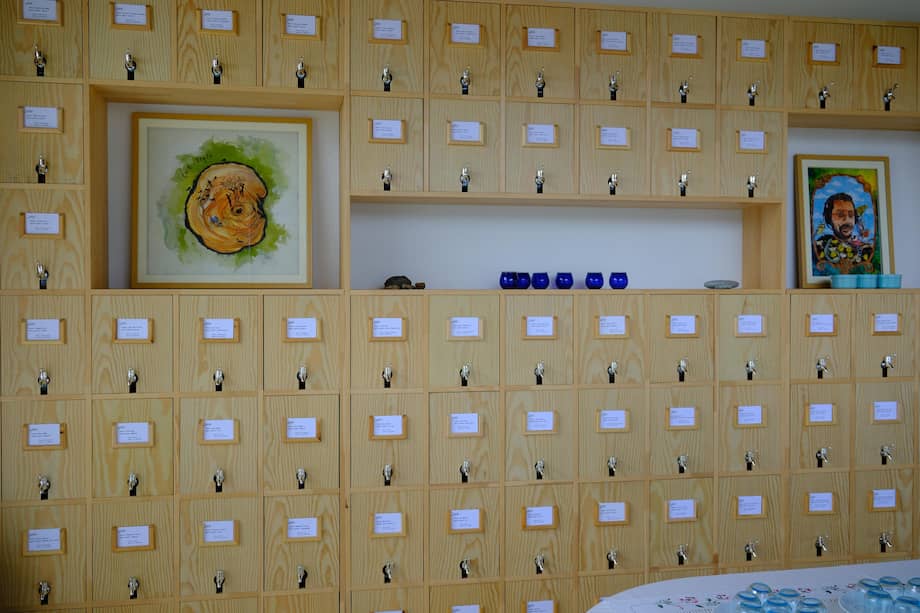 Vista de las estanterías de la 'Biblioteca de Aceite de Oliva Yücel Sönmez', inaugurada el 29 de marzo de 2026 en el municipio de Seferihisar de la provincia turca de Esmirna.