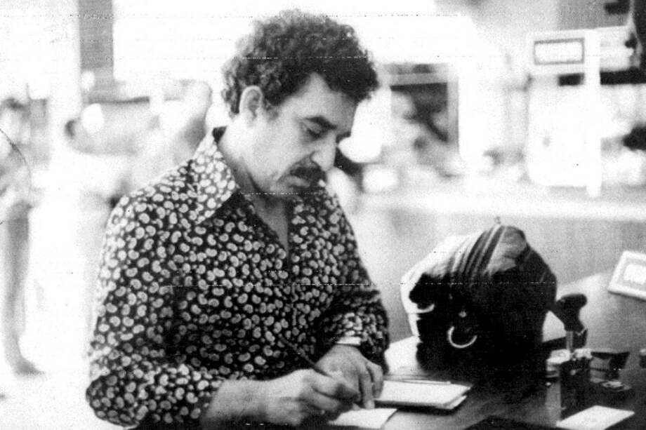 Gabriel García Márquez en sus primeros años como periodista, en la sala de redacción de El espectador. / Archivo