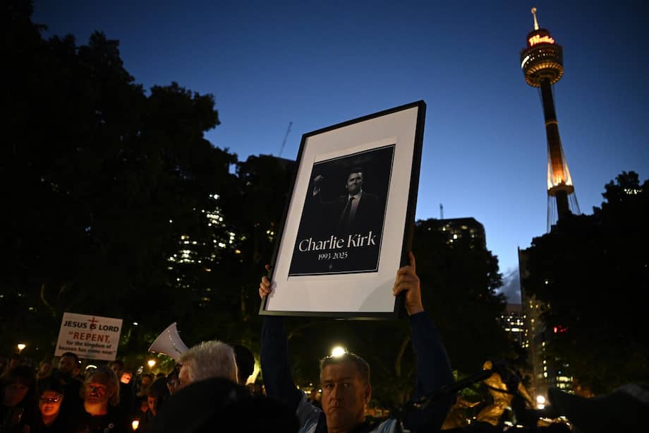 Personas asistieron a una vigilia en memoria del fallecido activista estadounidense Charlie Kirk en Sídney, Australia.