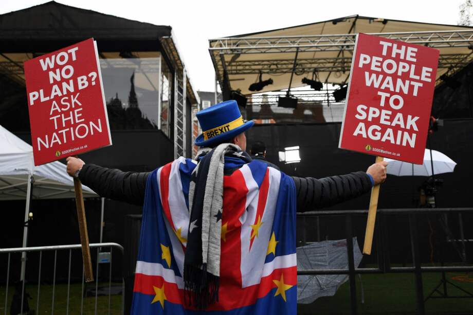 Los opositores a la salida del Reino Unido de la Unión Europea continúan manifestándose en contra del Brexit y exigen una segunda votación. / EFE