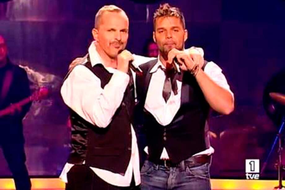 Los cantantes Miguel Bosé y Ricky Martin.