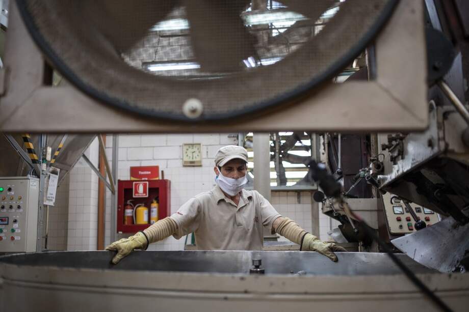 Reportan leve crecimiento de la producción industrial en febrero de este año.