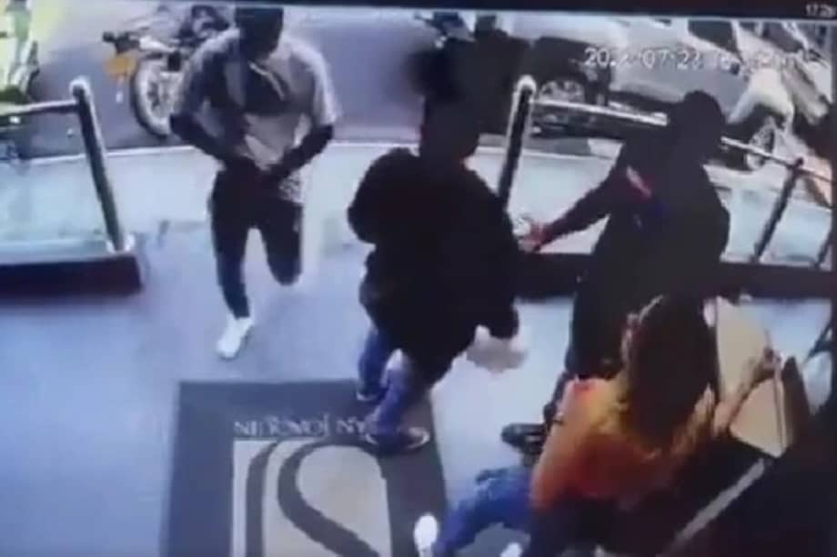 Al parecer, el escolta tenía los permisos vigentes para portar el arma de fuego.