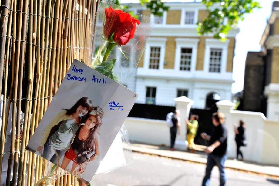 Fanáticos de Amy Winehouse le rinden tributo frente a su casa en Camden, en el norte de Londres, Reino Unido. / Archivo