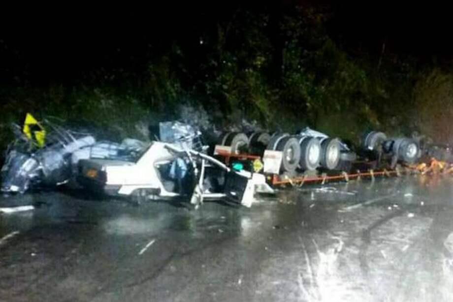 Así quedó el tractocamión accidentado el martes. / Colprensa