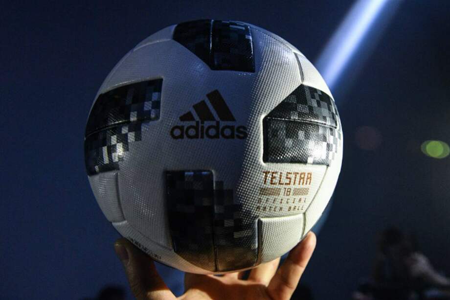 La “Telstar 18”, la pelota con la que se jugará la próxima Copa del Mundo en Rusia. / AFP