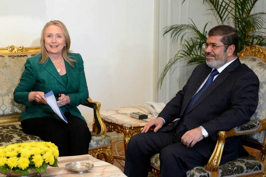 La secretaria de Estado de EE.UU., Hillary Clinton, se reunió con el presidente de Egipto, Muhamed Morsi, en El Cairo. / AFP