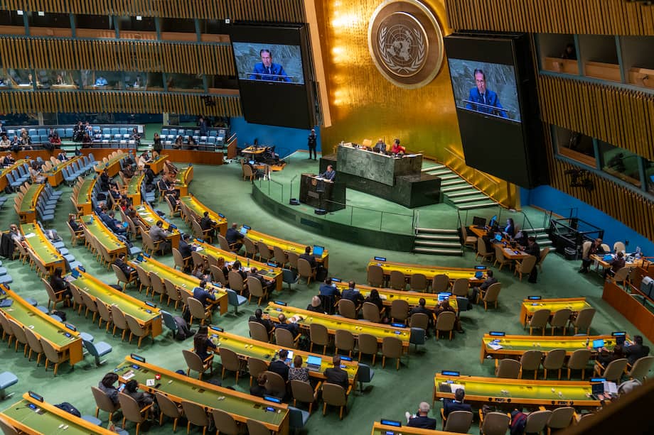 El ministro español de Exteriores, José Manuel Albares, habla durante una sesión de la Asamblea General de la ONU con motivo de la conmemoración de los dos años de la guerra en Ucrania, este viernes, en la sede del organismo en Nueva York (EE. UU.).