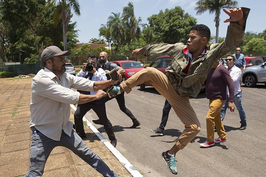 Partidarios del presidente de Venezuela, Nicolás Maduro, se enfrentan con seguidores de Juan Guaidó, autoproclamado presidente encargado, después de que un grupo de seguidores de Guaidó ocuparon este miércoles la Embajada del país en Brasilia, en un intento por asumir el control, después de que varios funcionarios retiraran su apoyo a Nicolás Maduro. / EFE