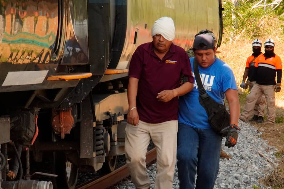 Una persona herida es trasladada luego del descarrilamiento del tren Transístmico este domingo, en el municipio de Asunción Ixtaltepec, en Oaxaca (México).