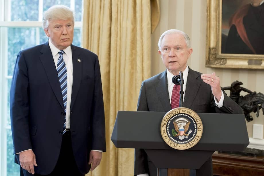 Presidente de Estados Unidos, Donald Trump, junto con el Fiscal General, Jeff Sessions. / AFP