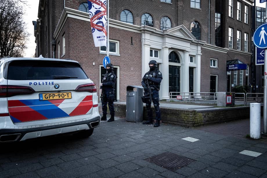 Miembros de la policía, con cascos y cubrebocas, se encuentran apostados en el Museo Judío de Nieuwe Amstelstraat en Ámsterdam, Países Bajos, el 14 de marzo de 2026.