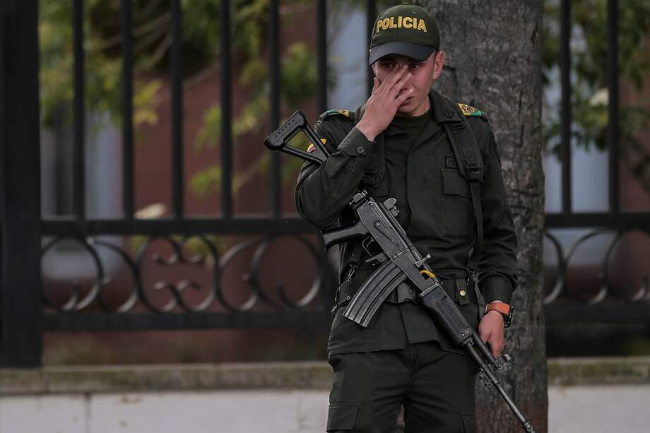 Mientras las autoridades toman todas las medidas necesarias para esclarecer lo ocurrido con sus respectivas responsabilidades, nos unimos a la solidaridad expresada por los colombianos con las familias de las víctimas del ataque y con la Policía Nacional. / Foto: Mauricio Alvarado - El Espectador
