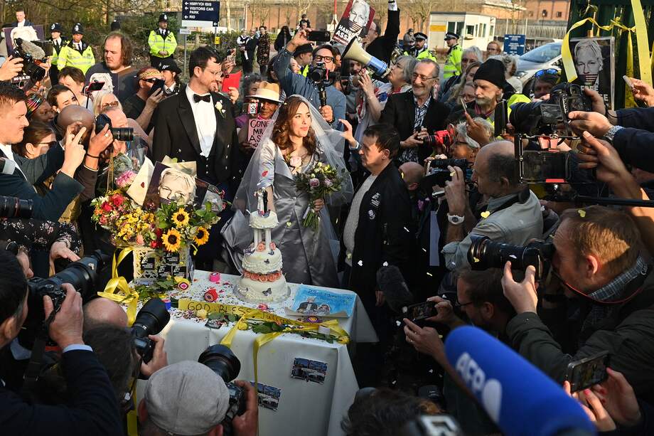 Decenas de seguidores se concentraron frente a la cárcel, donde Moris, que pidió donaciones para los gastos legales en lugar de regalos, cortó una tarta y pronunció un discurso tras la ceremonia.