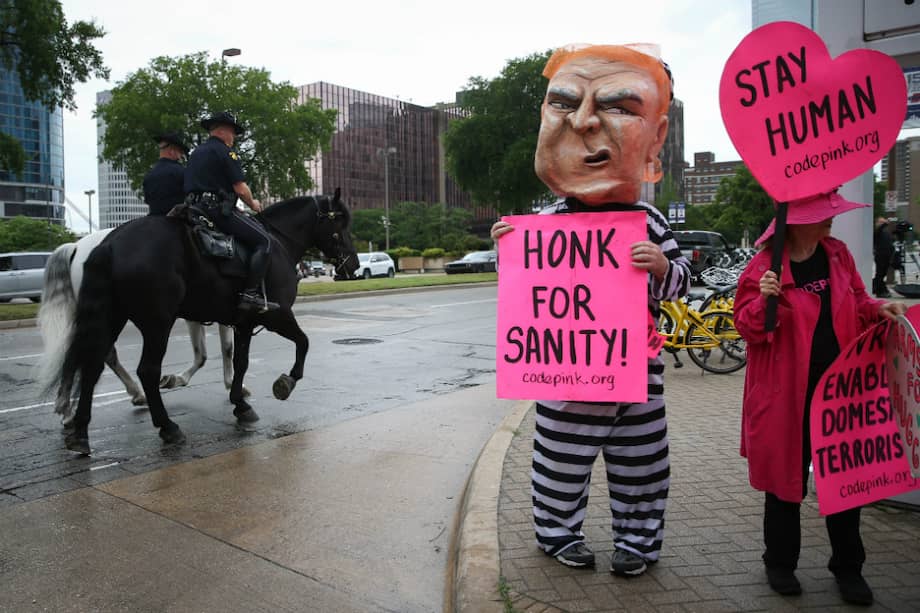 A las afueras de la convención de la NRA en Dallas, donde se presentó el presidente Donald Trump, se presentaron varias protestas en contra de la organización por parte de los opositores al porte de armas. / EFE