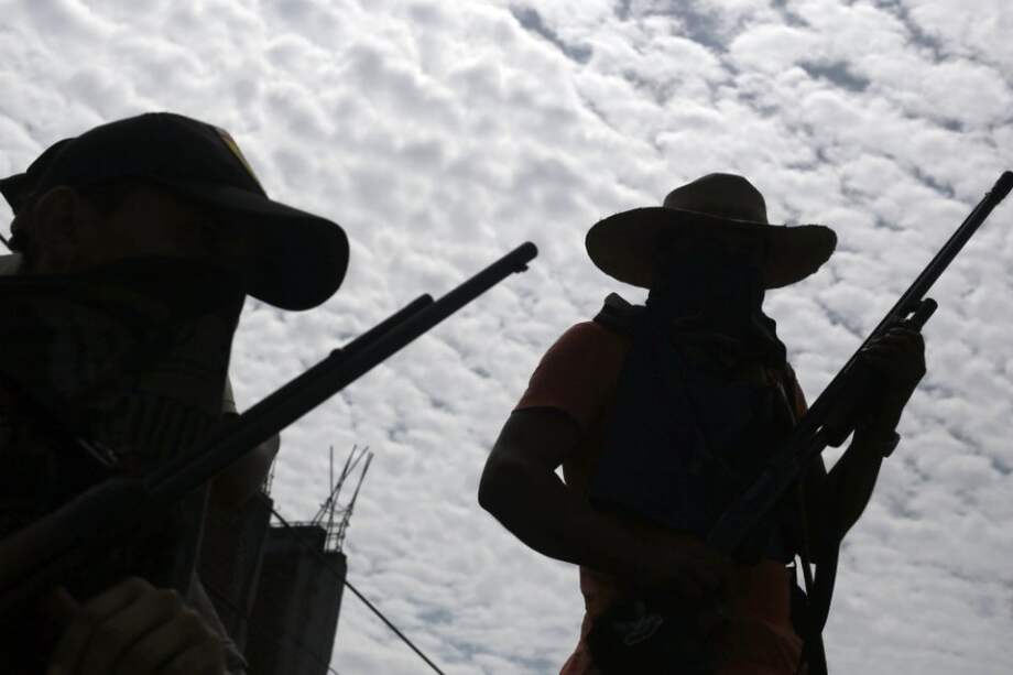 Paramilitares bloquean carretera del sur de México para pedir seguridad