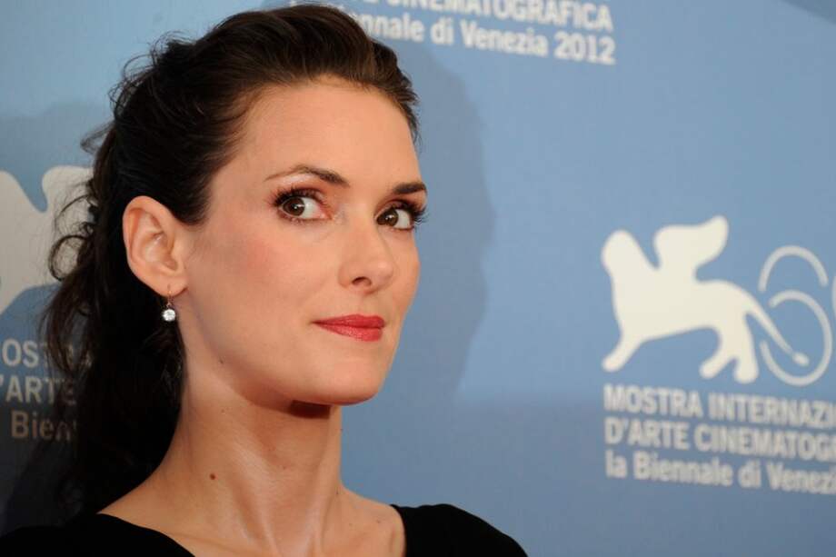 La actriz estadounidense Winona Ryder posa para los medios durante la presentación de la película 'The Iceman' en el Festival de cine de Venecia 2012. / AFP.