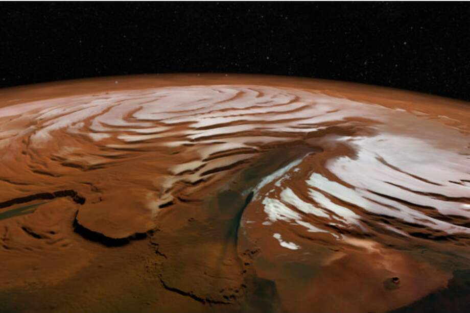 En esta fotografía de 2017 se observa el Polo Norte de Marte, cuyo aspecto es similar al de Polo sur, donde se encontró el depósito de agua subterráneo. / ESA/DLR/FU Berlin; NASA MGS MOLA Science Team