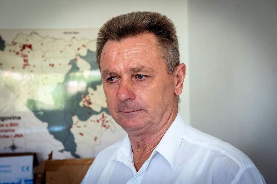 Fikret Bacic, bosnio musulmán, busca desde hace casi treinta años a su madre, su esposa y dos hijos desaparecidos durante la guerra de Bosnia-Herzegovina (1992-1995).