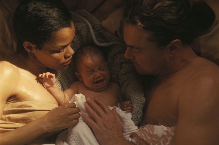 Leonardo DiCaprio interpreta a Pat Calhoun, un exrevolucionario que intenta dejar atrás su pasado mientras cría a su hija bajo una nueva identidad junto a Perfidia Beverly Hills, personaje encarnado por Teyana Taylor, integrante del grupo French 75 y figura central en el relato sobre revolución y huida.