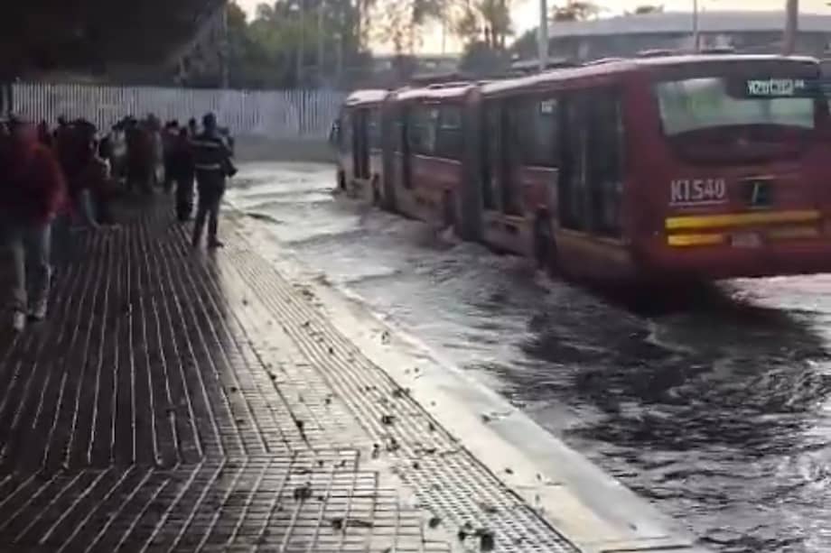 Se registran inundaciones que generan afectación a la movilidad vehicular en distintos puntos de Bogotá.
Los sectores impactados son la avenida carrera 68 con calle 68, el Portal 80, la avenida carrera 68 con avenida La Esperanza y la calle 13 con carrera 68D, en ambos sentidos.