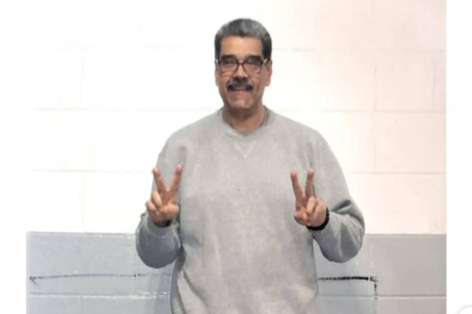 Nicolás Maduro compartió esta imagen en su cuenta de X, en la que aparece sonriente con su ropa de detención en el Centro de Detención Metropolitano de Brooklyn, en Nueva York.