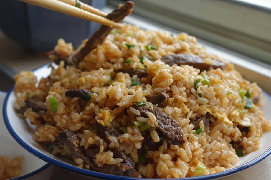 El arroz es un ingrediente versátil que puedes saborear con tus proteínas favoritas.